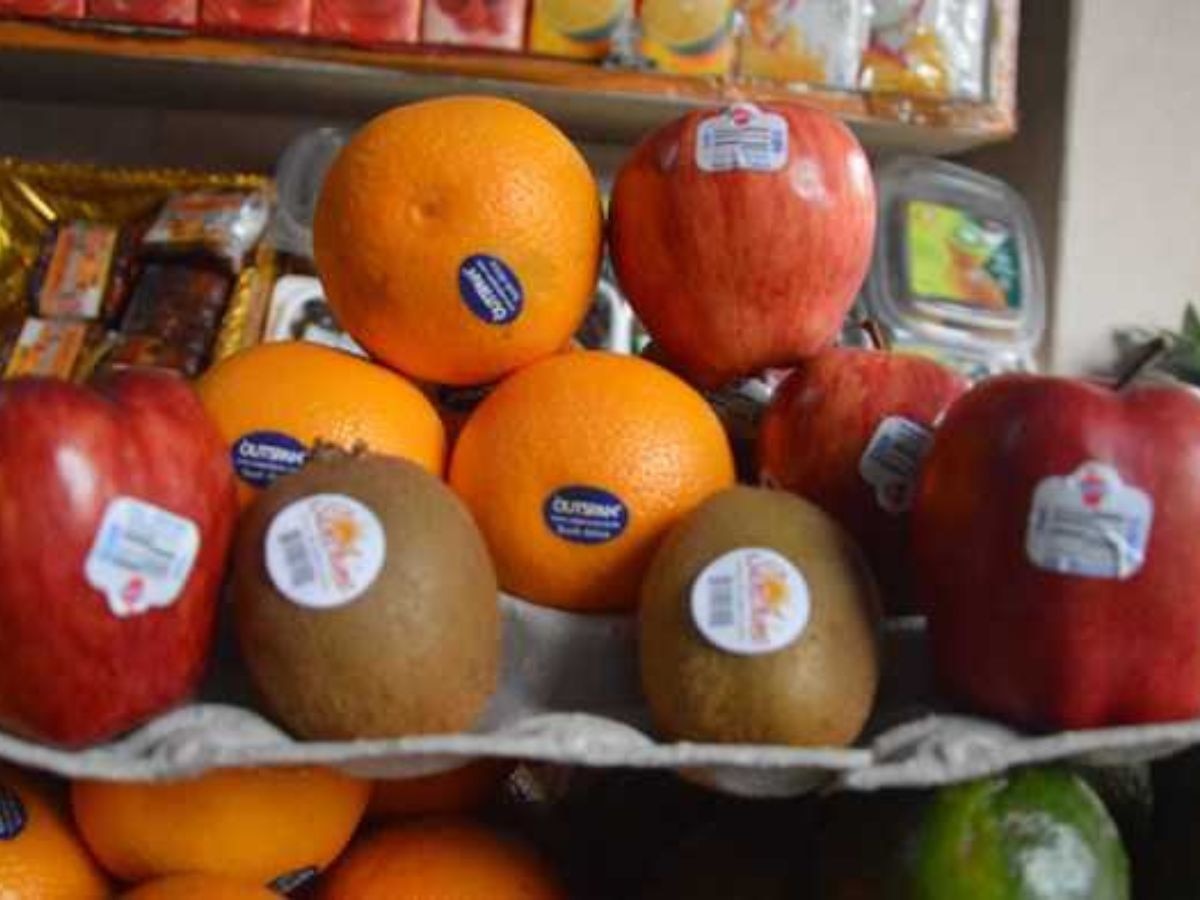 Sticker On Fruits: फलों में क्यों लगा होता है स्टिकर? 95% लोग नहीं जानते इस रहस्य का जवाब