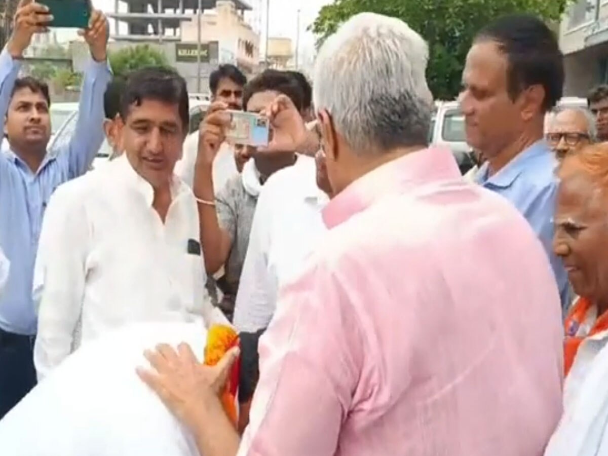 संस्कार और सादगी की छाप झुंझुनूं जिले के प्रभारी मंत्री अविनाश गहलोत ने छोड़ी, सभी के सामने छूए संतोष अहलावत व गुलजारीलाल शर्मा के पैर