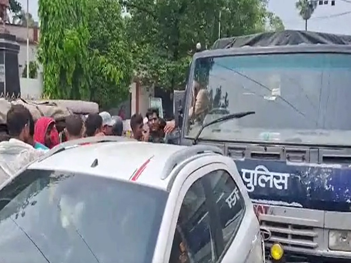 भागलपुर में पुलिस बल वाहन ने कार में दो दो बार मारी टक्कर