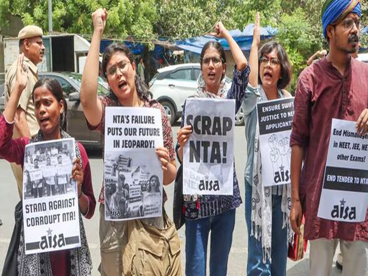 NEET Paper Leak: CBI ने NEET पेपर लीक मामले स्कूल प्रिंसिपल एहसानुल हक से की पूछताछ, जानें पूरा मामला NEET Paper Leak: CBI ने NEET पेपर लीक मामले स्कूल प्रिंसिपल एहसानुल हक से की पूछताछ, जानें पूरा मामला