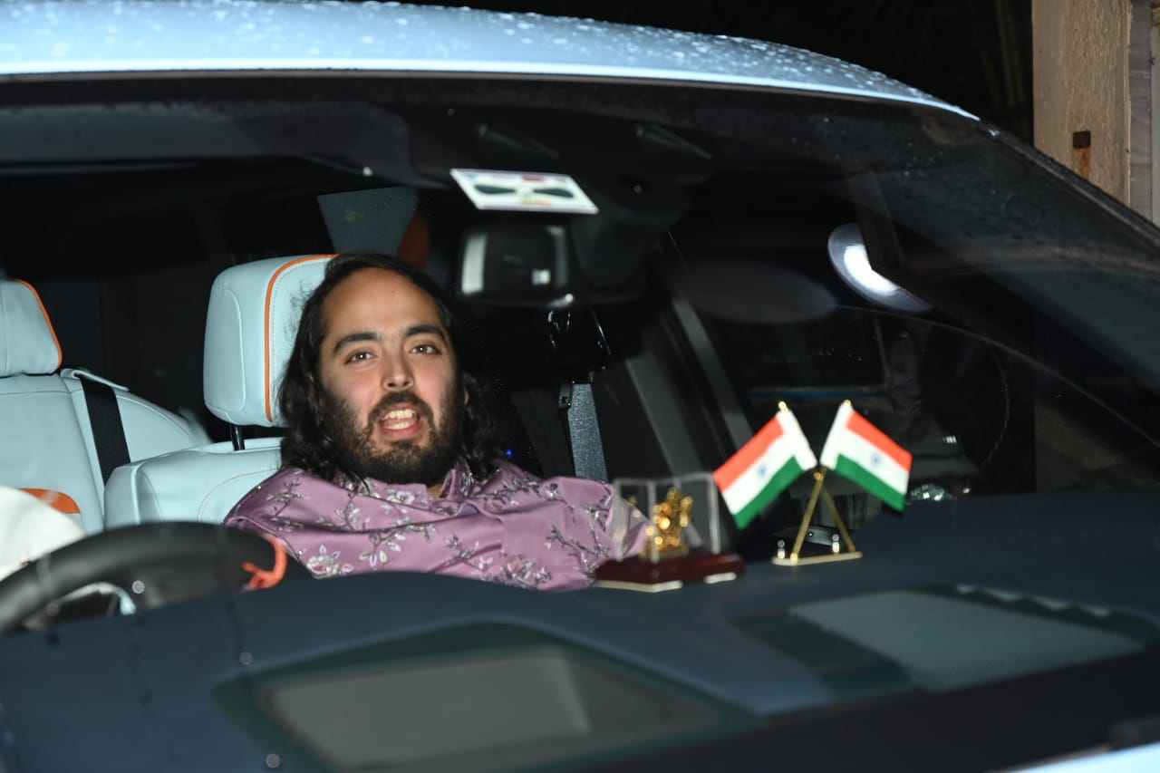 सोने-चांदी से बना है कार्ड