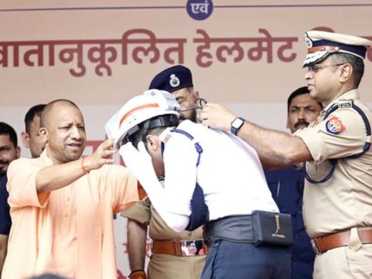 CM Yogi ने ट्रैफिक पुलिसकर्मियों को बांटे AC हेलमेट, जानें इसकी कीमत और खासियत 