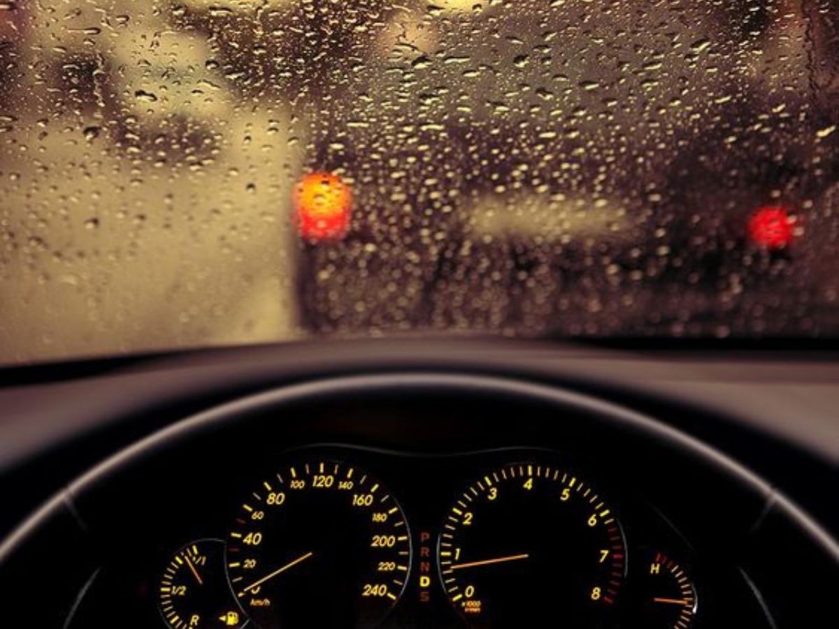 विजिबिलिटी बढ़ाने के लिए कार की विंडशील्ड इस तरह करें साफ, झमाझम बारिश में भी साफ नजर आएगी सड़क