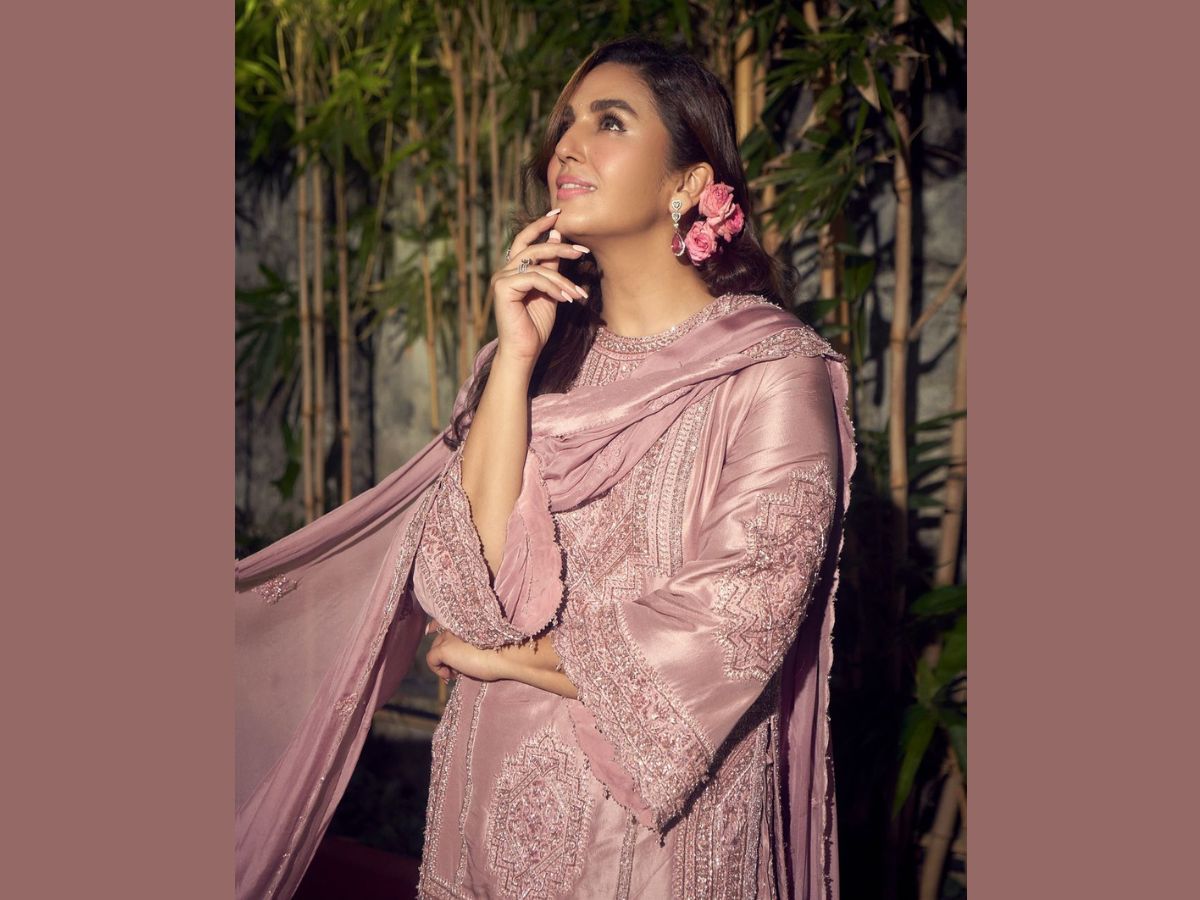 पिंक शरारे में लगीं गुलाबो