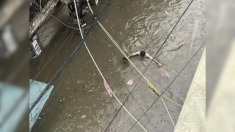 Delhi Rain News: बारिश होते ही कैसा हो गया दिल्ली का हाल? कहीं हुआ रोड जाम, कहीं फंस गई गाड़ियां