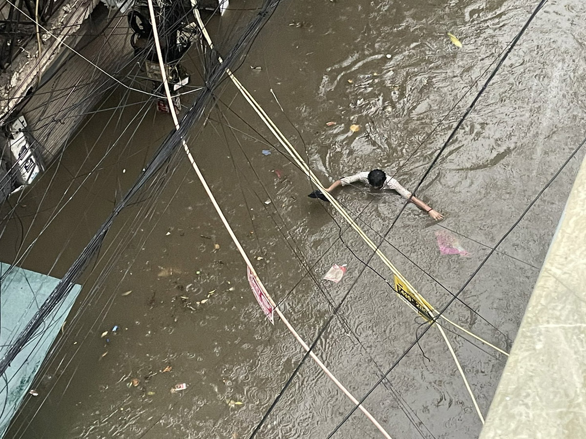Delhi Rain News: बारिश होते ही कैसा हो गया दिल्ली का हाल? कहीं हुआ रोड जाम, कहीं फंस गई गाड़ियां Delhi Rain News: बारिश होते ही कैसा हो गया दिल्ली का हाल? कहीं हुआ रोड जाम, कहीं फंस गई गाड़ियां