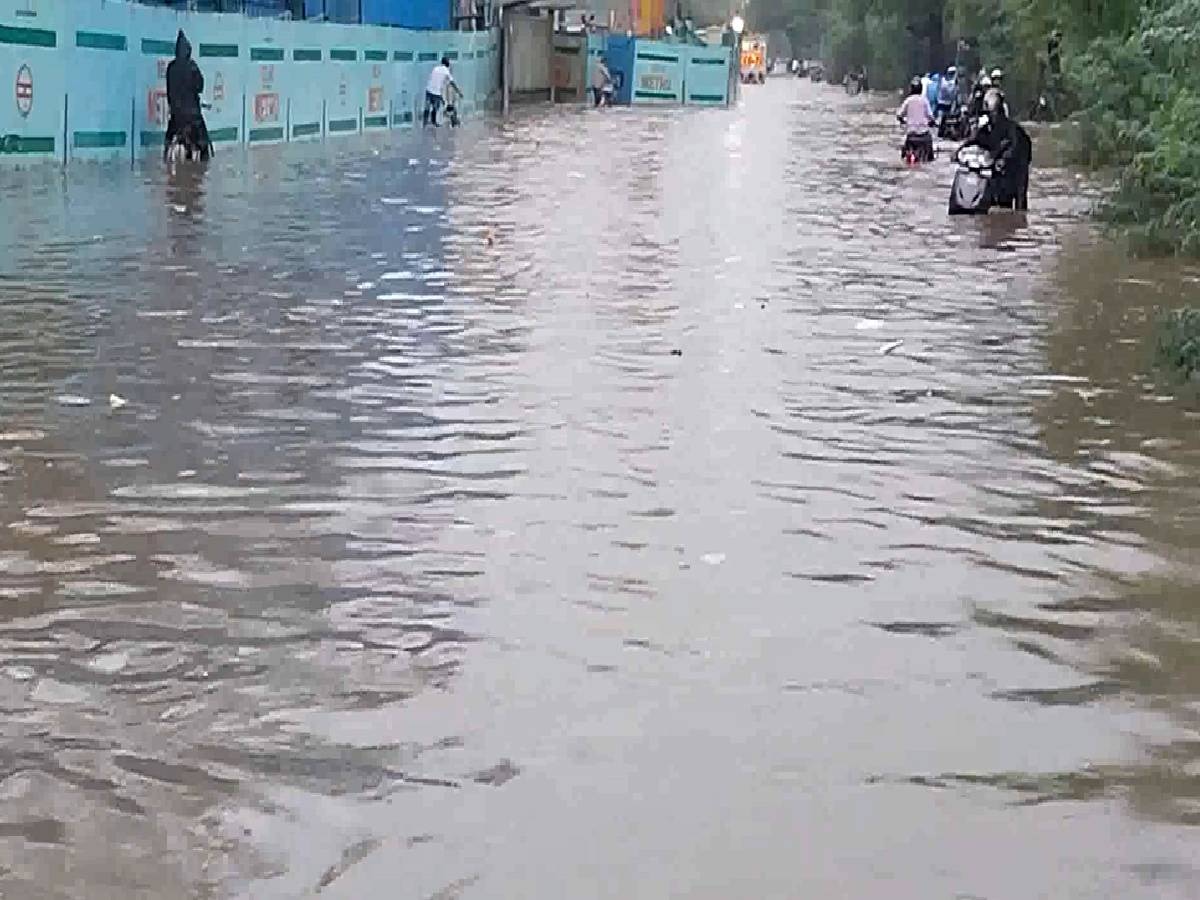 Delhi Rain: पहली बारिश से दिल्ली बेहाल, कहीं पानी में फंसे लोग तो कहीं सड़क पर आई दरार
