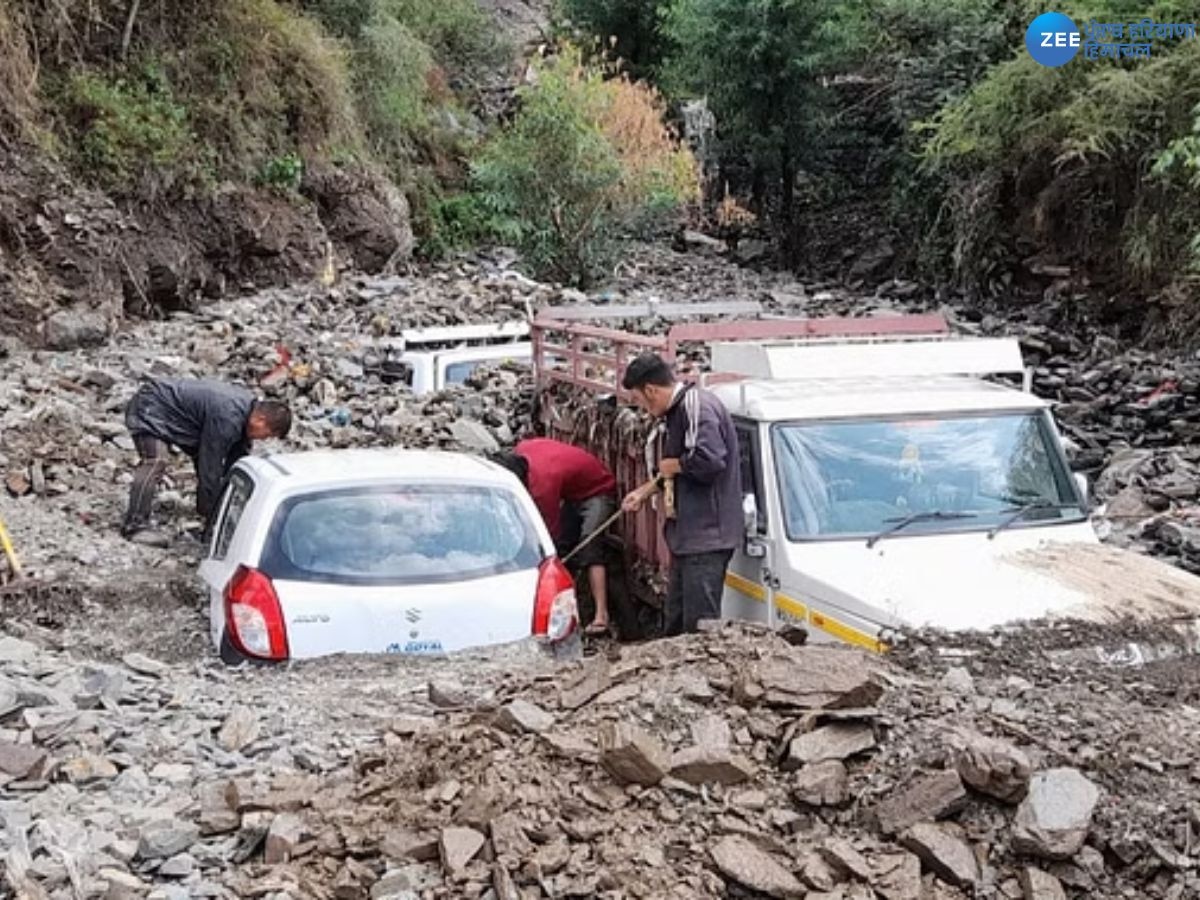 Shimla Weather Update: मानसून की पहली ही बारिश से जगह-जगह हुआ भूस्खलन, शिमला में दबीं गाड़ियां 
