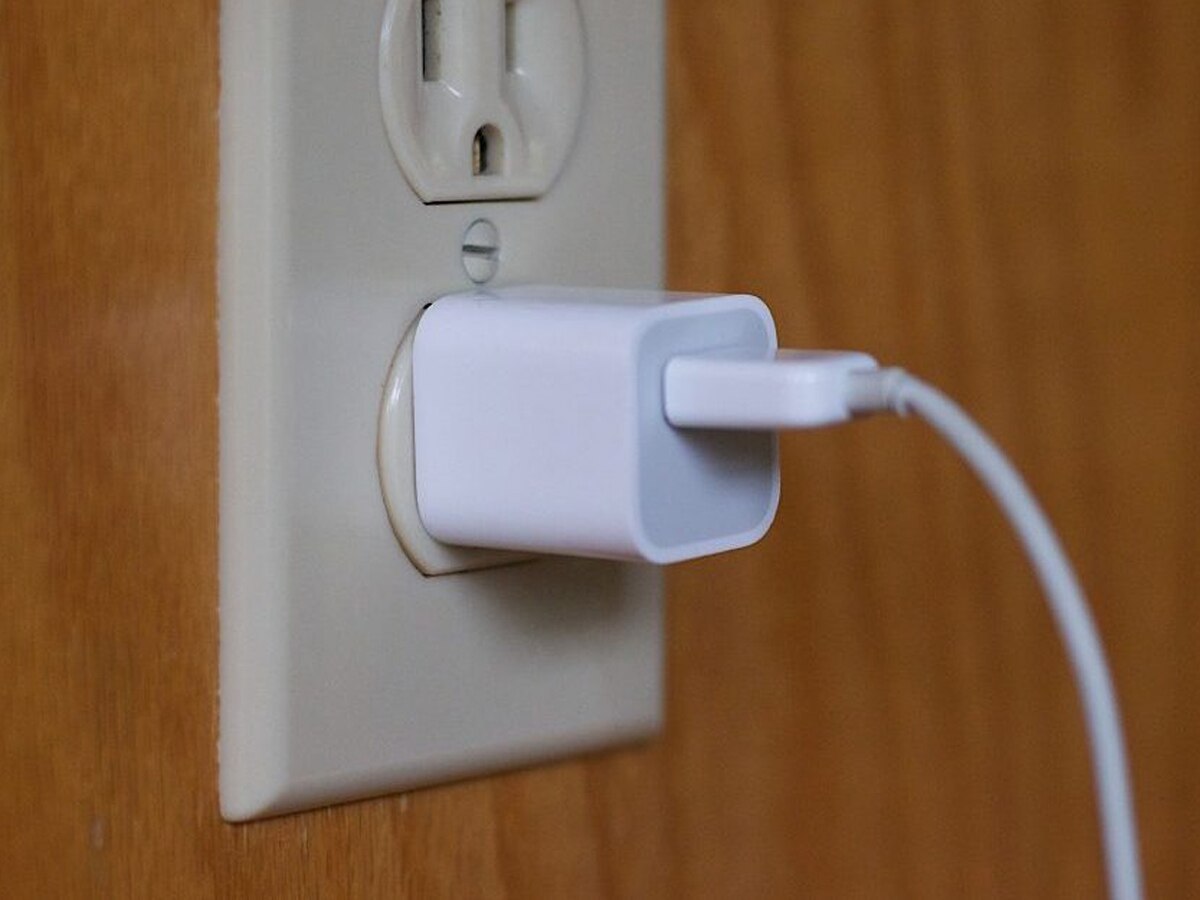 फोन चार्ज करने के बाद सॉकेट में लगा छोड़ देते हैं Charger? जानिए क्या होगा अंजाम