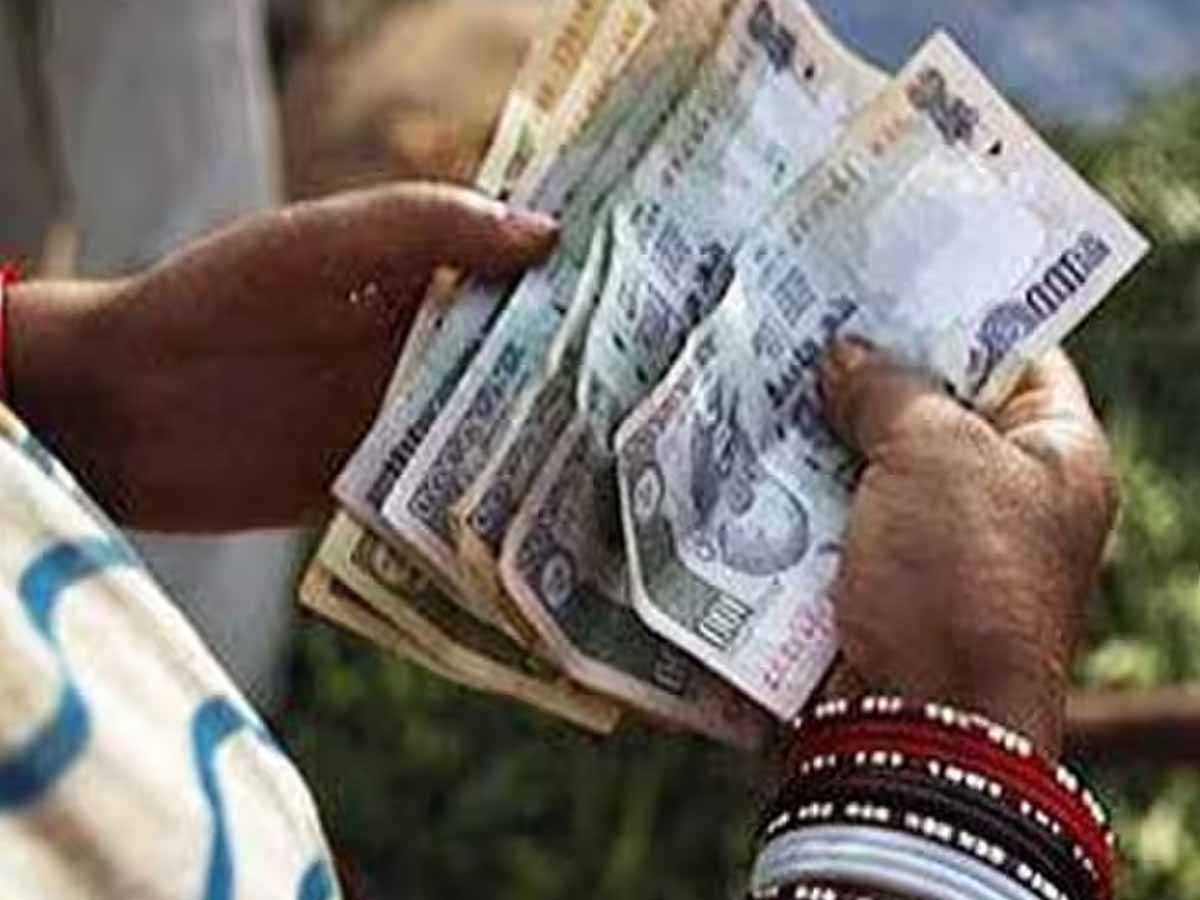 Maharashtra Budget: मह‍िलाओं को 1500 रुपये महीना, फ्री गैस स‍िलेंडर, बिजली बिल माफ...इस राज्‍य सरकार ने खोला खजाना