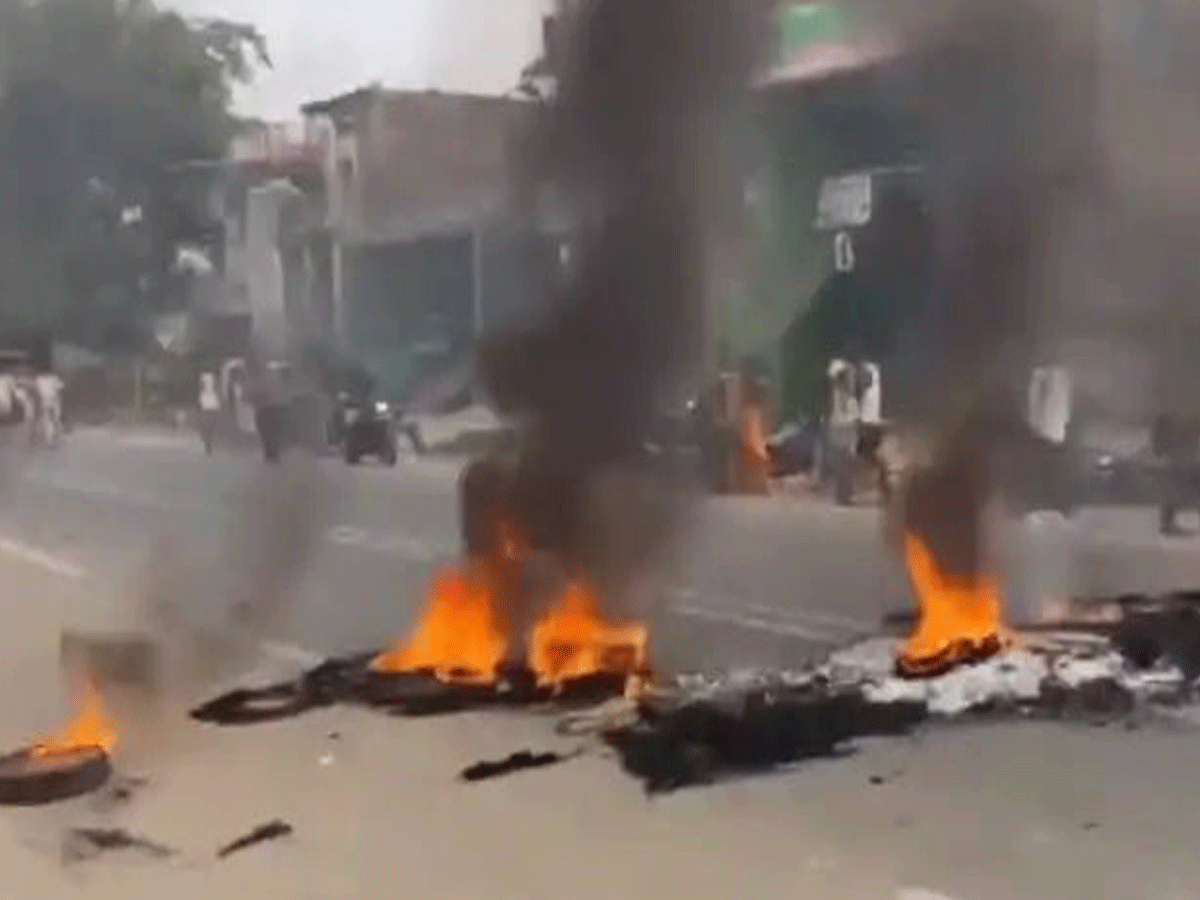 पटना: मस्जिद की जमीन पर अवैध रूप से करा रहा था निर्माण, गुस्साए लोगों ने की आगजनी, पुलिस ने लिया एक्शन ! पटना: मस्जिद की जमीन पर अवैध रूप से करा रहा था निर्माण, गुस्साए लोगों ने की आगजनी, पुलिस ने लिया एक्शन !