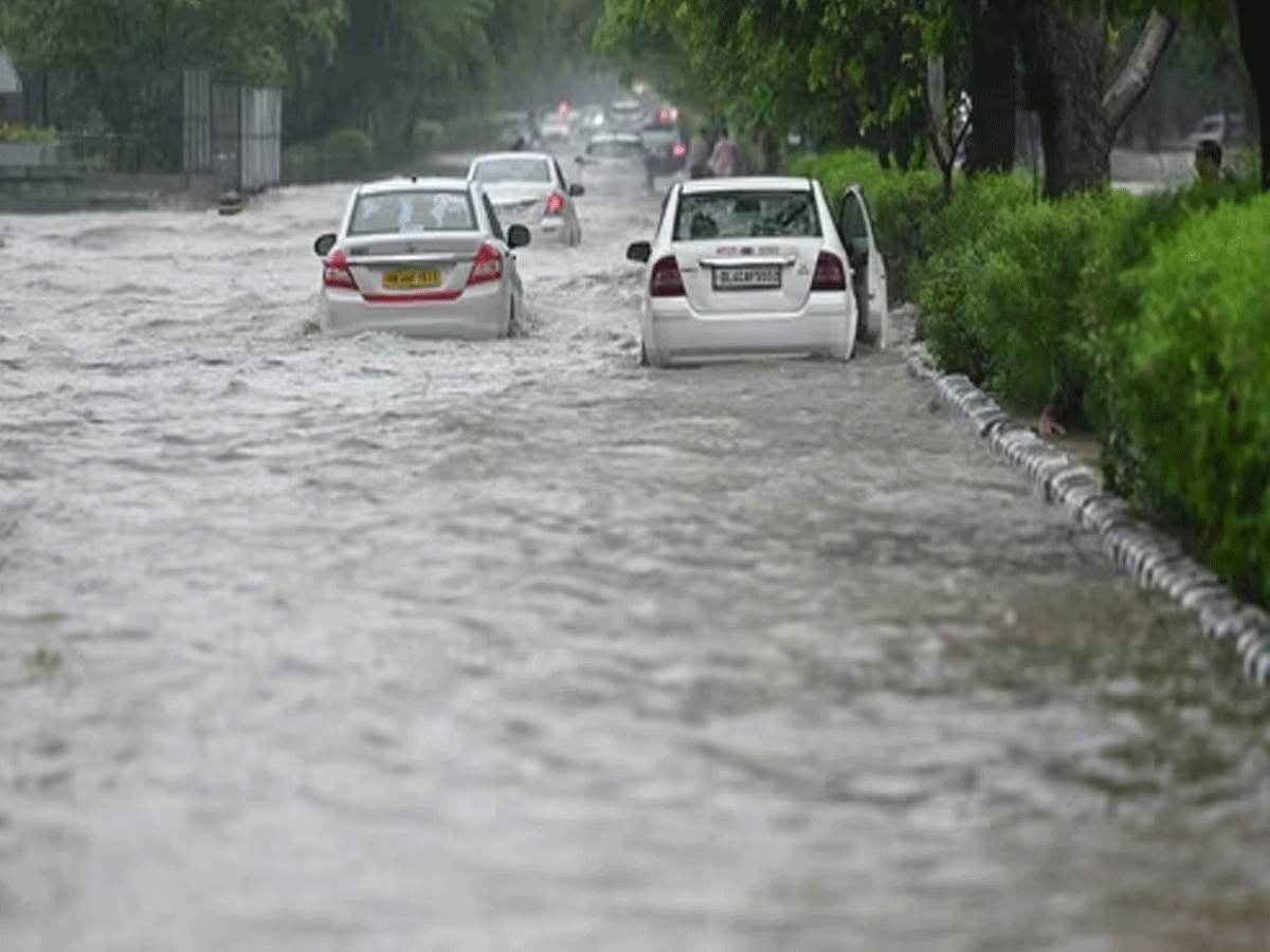 Delhi Weather: दिल्ली में भारी बारिश के बाद सरकार ने बुलाई आपात बैठक, लिए कई अहम फैसले