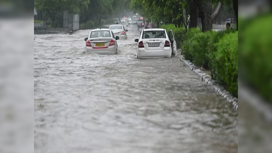 Delhi Weather: दिल्ली में भारी बारिश के बाद सरकार ने बुलाई आपात बैठक, लिए कई अहम फैसले