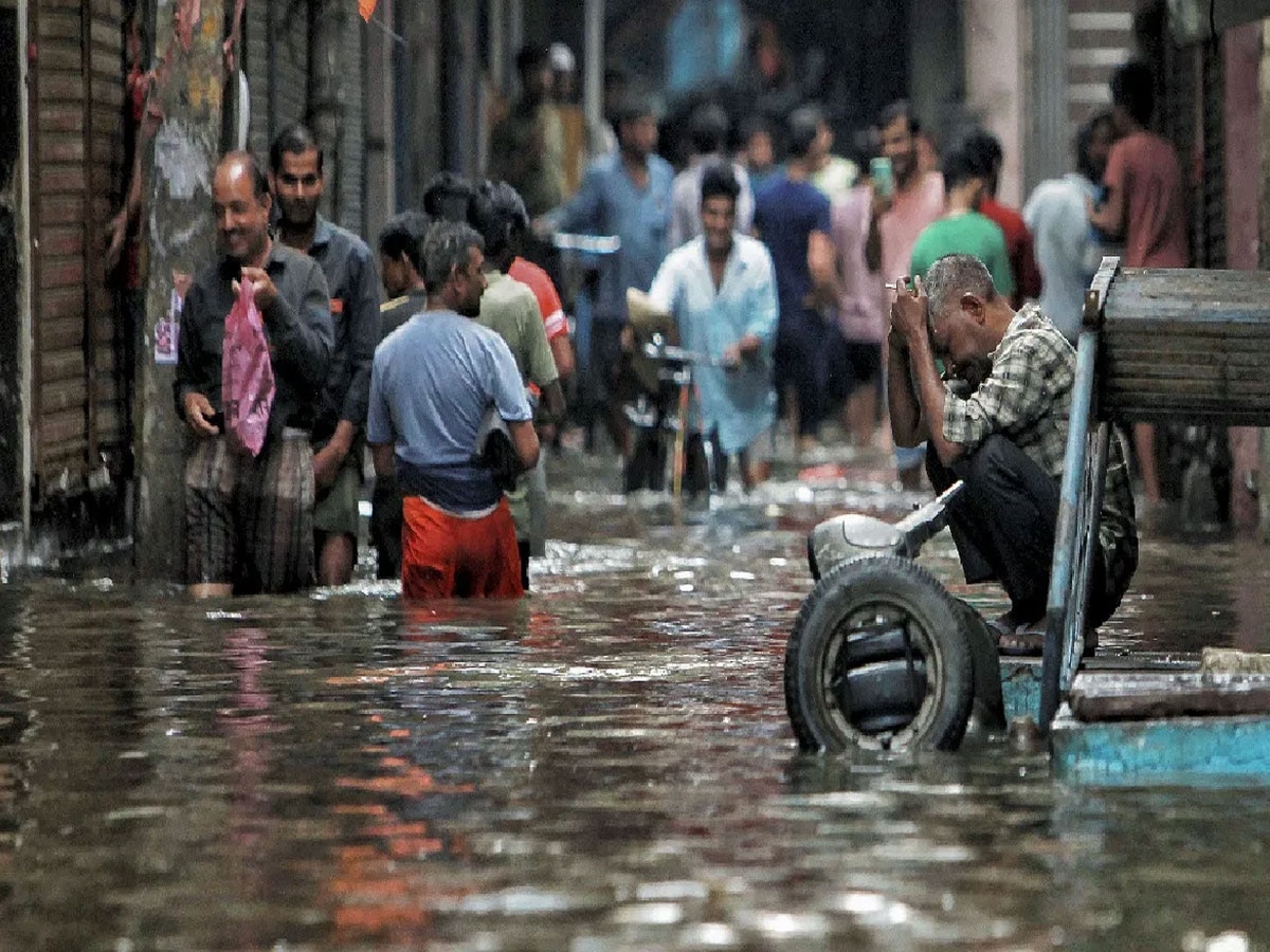 दिल्लीवालों पर दोहरी मार, कहीं बिजली गुल, तो कहीं पानी के लिए हाहाकार, अब तक 6 लोगों की मौत