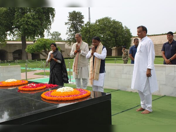 ରାଜଘାଟରେ ମହାତ୍ମା ଗାନ୍ଧୀ ଓ ବାଜପେୟୀଙ୍କୁ ଶ୍ରଦ୍ଧାଞ୍ଜଳି ଜଣାଇଲେ ମୁଖ୍ୟମନ୍ତ୍ରୀ