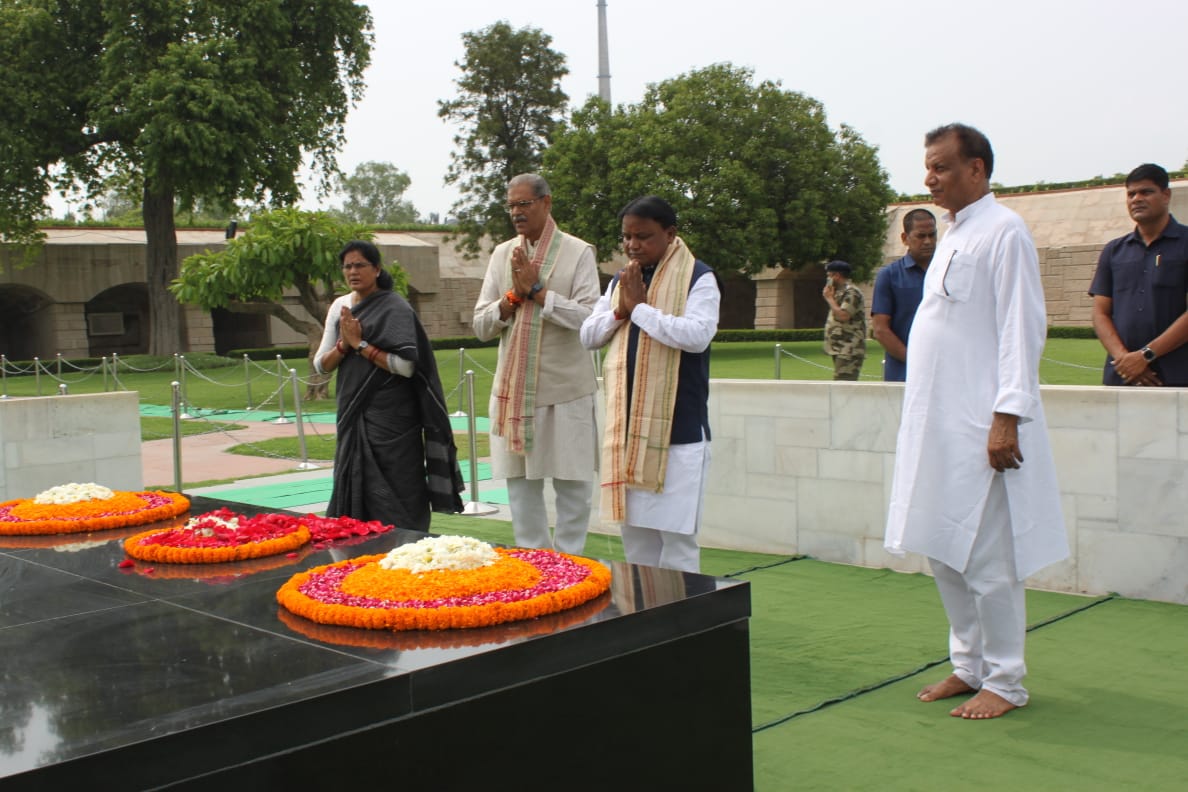 ରାଜଘାଟରେ ମହାତ୍ମା ଗାନ୍ଧୀ ଓ ବାଜପେୟୀଙ୍କୁ ଶ୍ରଦ୍ଧାଞ୍ଜଳି ଜଣାଇଲେ ମୁଖ୍ୟମନ୍ତ୍ରୀ ରାଜଘାଟରେ ମହାତ୍ମା ଗାନ୍ଧୀ ଓ ବାଜପେୟୀଙ୍କୁ ଶ୍ରଦ୍ଧାଞ୍ଜଳି ଜଣାଇଲେ ମୁଖ୍ୟମନ୍ତ୍ରୀ
