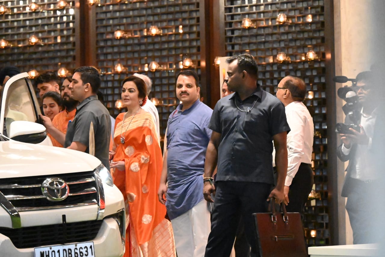 किसके लिए रखी अंबानी परिवार ने डिनर पार्टी