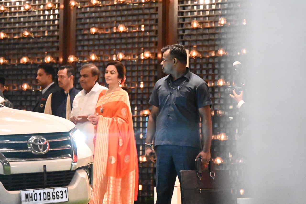 सिल्क साड़ी, बालों में गजरा और नीता अंबानी