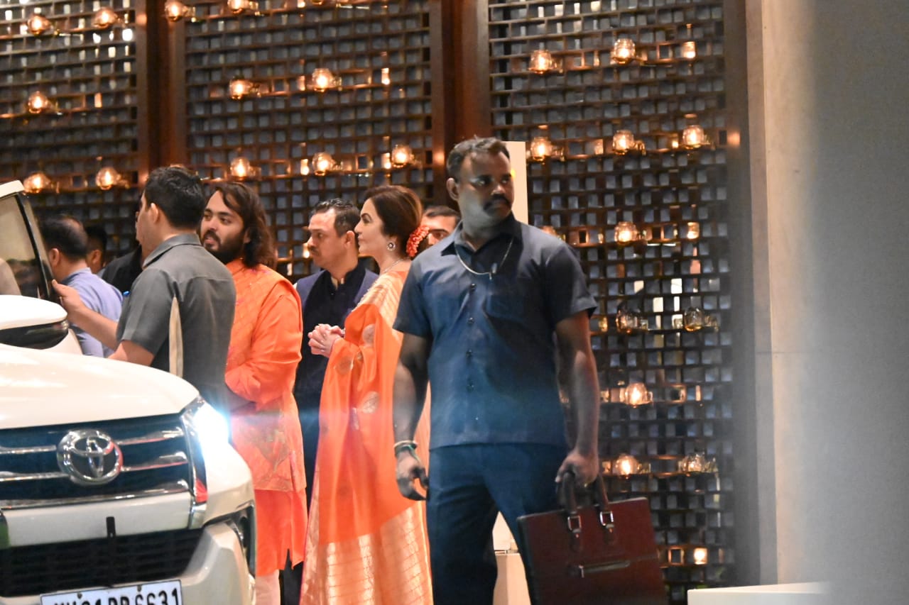 नीता अंबानी गई थीं बनारस