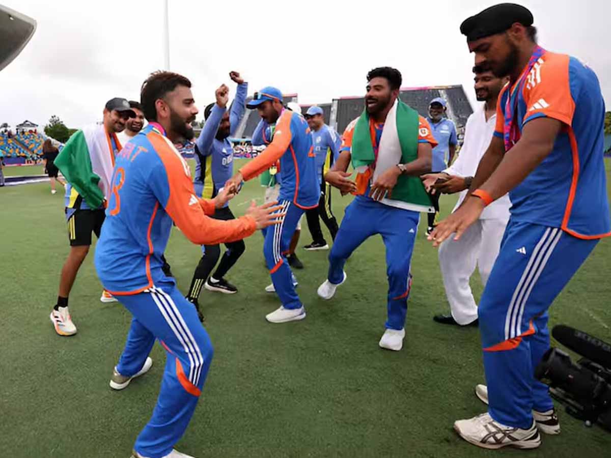 T20: भांगड़ा पर जमकर झूमे विराट कोहली; मोहम्मद सिराज और अर्शदीप ने दिया साथ T20: भांगड़ा पर जमकर झूमे विराट कोहली; मोहम्मद सिराज और अर्शदीप ने दिया साथ