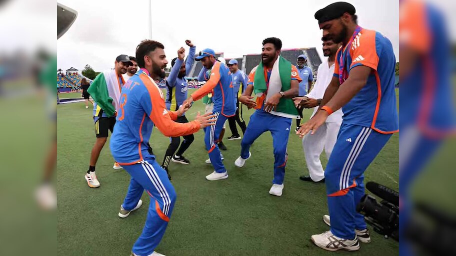 T20: भांगड़ा पर जमकर झूमे विराट कोहली; मोहम्मद सिराज और अर्शदीप ने दिया साथ