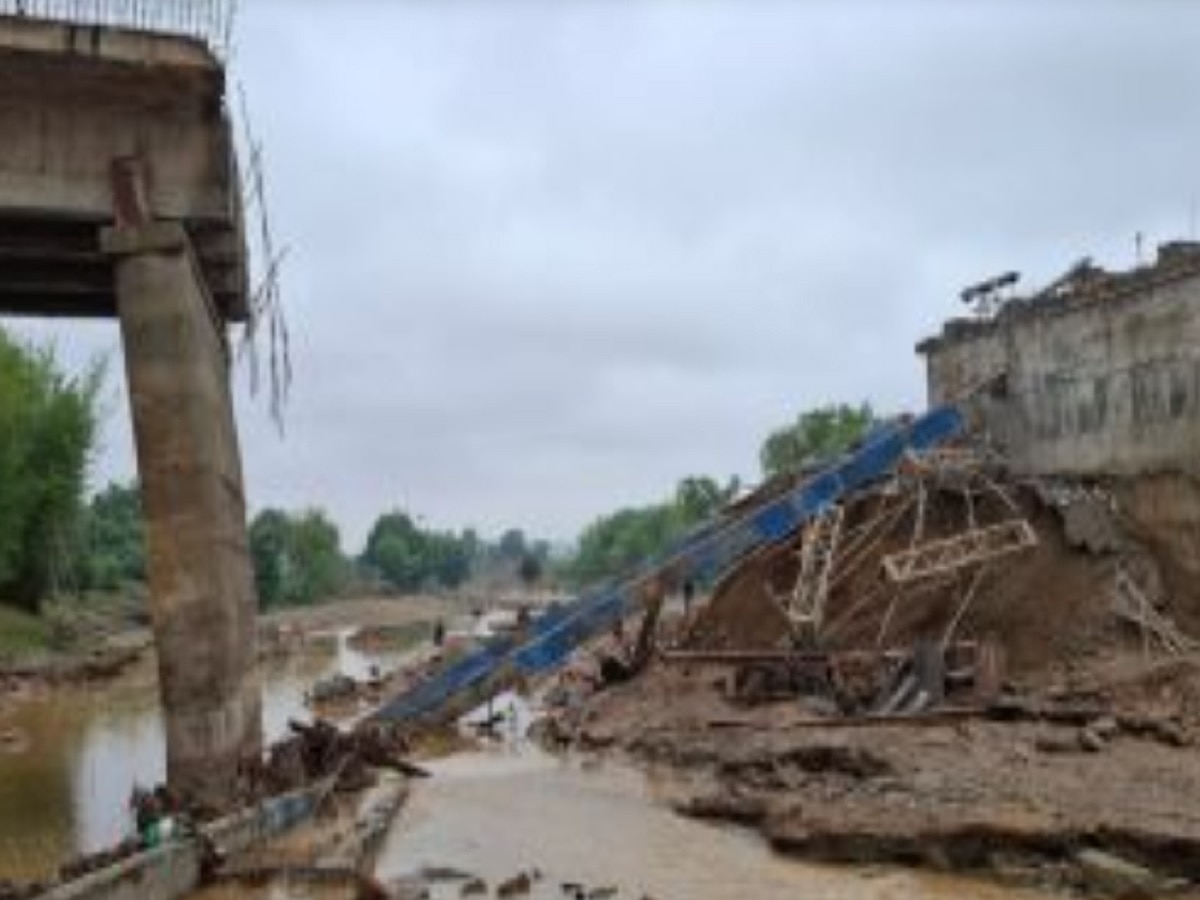 Giridih News: बिहार के बाद अब झारखंड में पुल गिरा, अरगा नदी पर बन रहा पुल बारिश में हुआ धराशाई