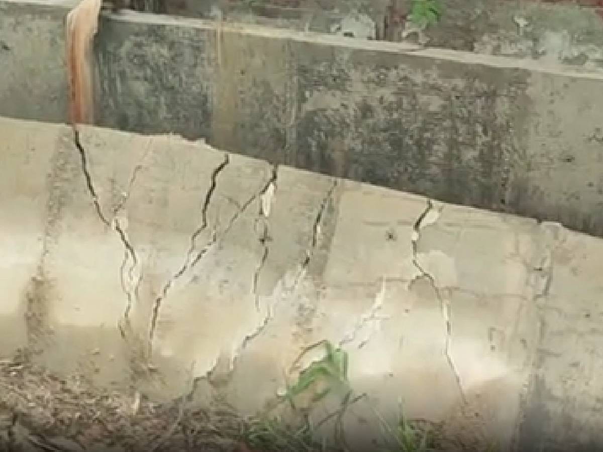 Delhi News: कई इलाकों में नाला बना मुसीबत, बाउंड्री वॉल गिरने से सड़क पर बह रहा गंदा पानी