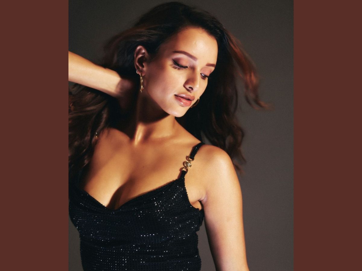 छोटी- सी काली ड्रेस में बढ़ाया तापमान