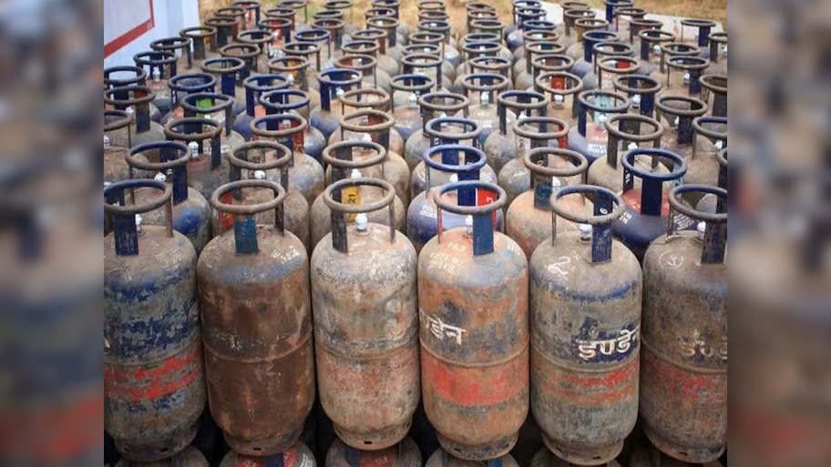 LPG Price: ऑयल मार्केटिंग कंपनियों का बड़ा ऐलान, कमर्शियल एलपीजी सिलेंडर के घटाए दाम
