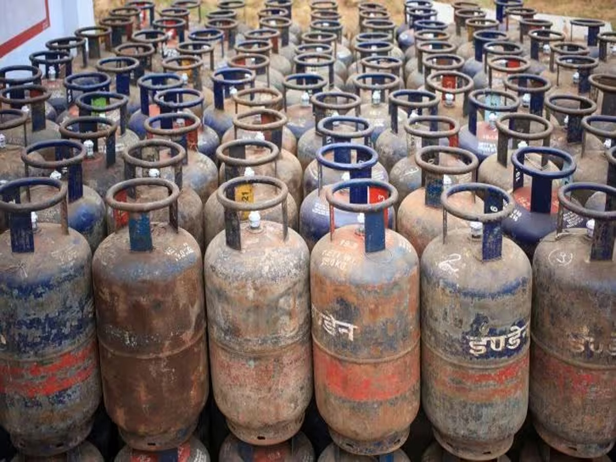 LPG Price: ऑयल मार्केटिंग कंपनियों का बड़ा ऐलान, कमर्शियल एलपीजी सिलेंडर के घटाए दाम LPG Price: ऑयल मार्केटिंग कंपनियों का बड़ा ऐलान, कमर्शियल एलपीजी सिलेंडर के घटाए दाम