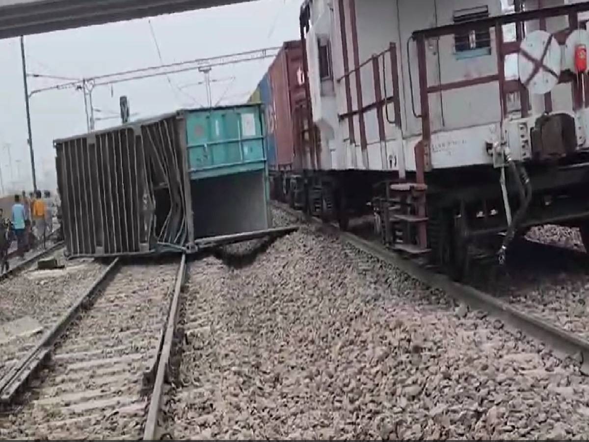 Karnal News: करनाल में मालगाड़ी से कंटेनर गिरने से रेलवे ट्रैक टूटा, कई ट्रेनें रद्द