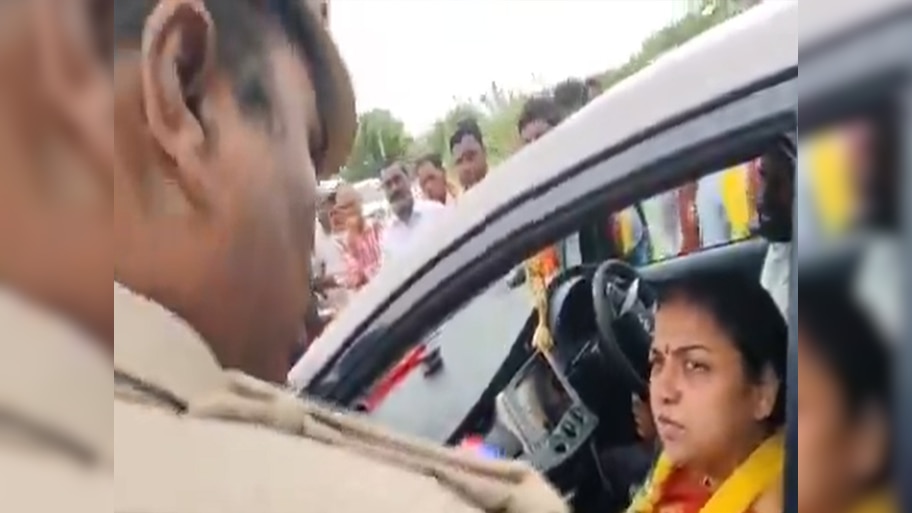 Andhra Pradesh के मिनिस्टर की पत्नी का वीडियो वायरल, पुलिस को धमकाती आईं नजर