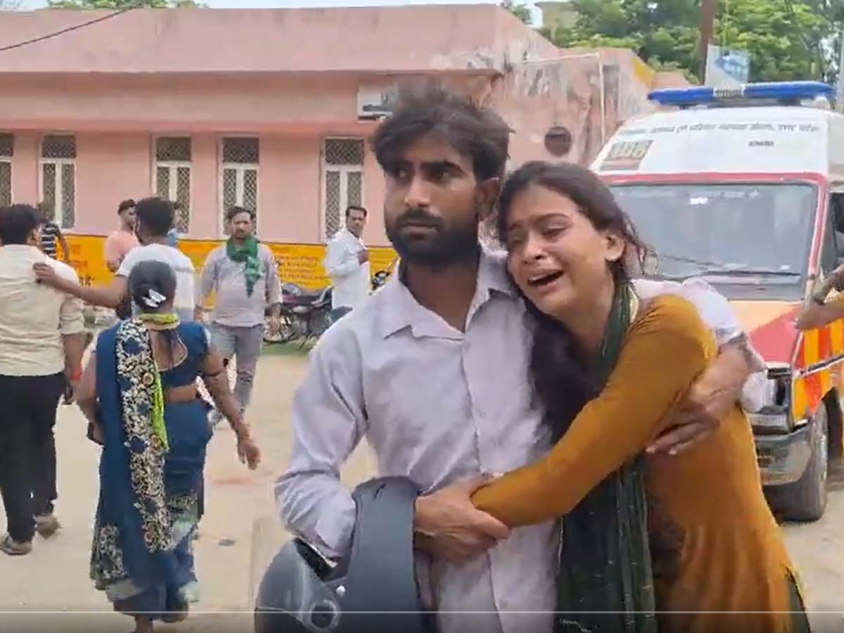 Hathras Satsang Stampede: UP के हाथरस में धार्मिक सभा में भगदड़ मचने से 122 लोगों की मौत; 100 से ज़्यादा घायल Hathras Satsang Stampede: UP के हाथरस में धार्मिक सभा में भगदड़ मचने से 122 लोगों की मौत; 100 से ज़्यादा घायल