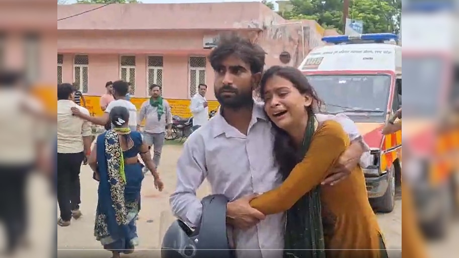 Hathras Satsang Stampede: UP के हाथरस में धार्मिक सभा में भगदड़ मचने से  122 लोगों की मौत; 100 से ज़्यादा घायल 