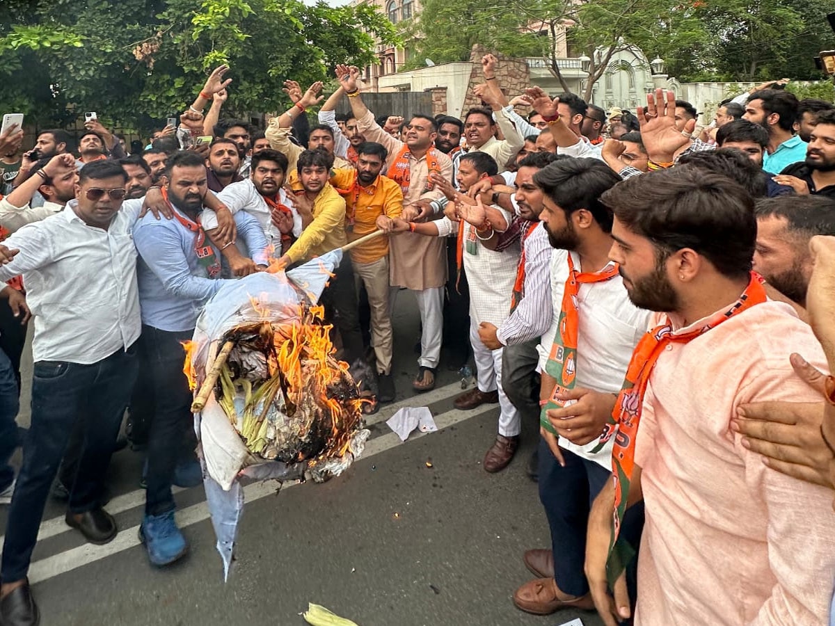 Jaipur News: राहुल गांधी के हिंदू विरोधी बयान पर आक्रोश,बीजेपी युवा मोर्चा ने रैली निकाली और फूंका पुतला