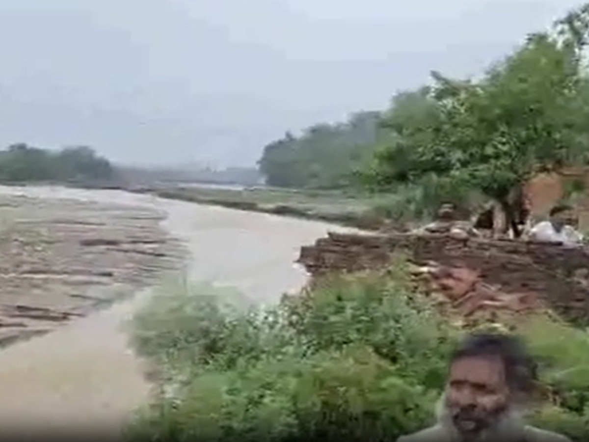 Paonta Sahib Flood: बाता नदी में आई बाढ़, झोपड़ियों सहित लोगों का बह गया सब कुछ! 