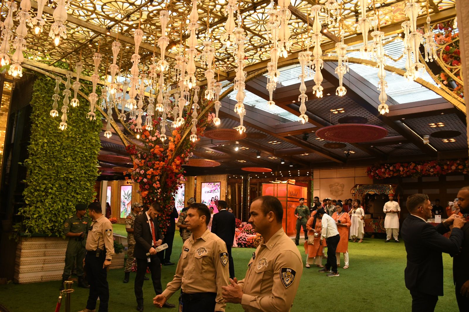 महल जैसा सजा 'एंटीलिया'