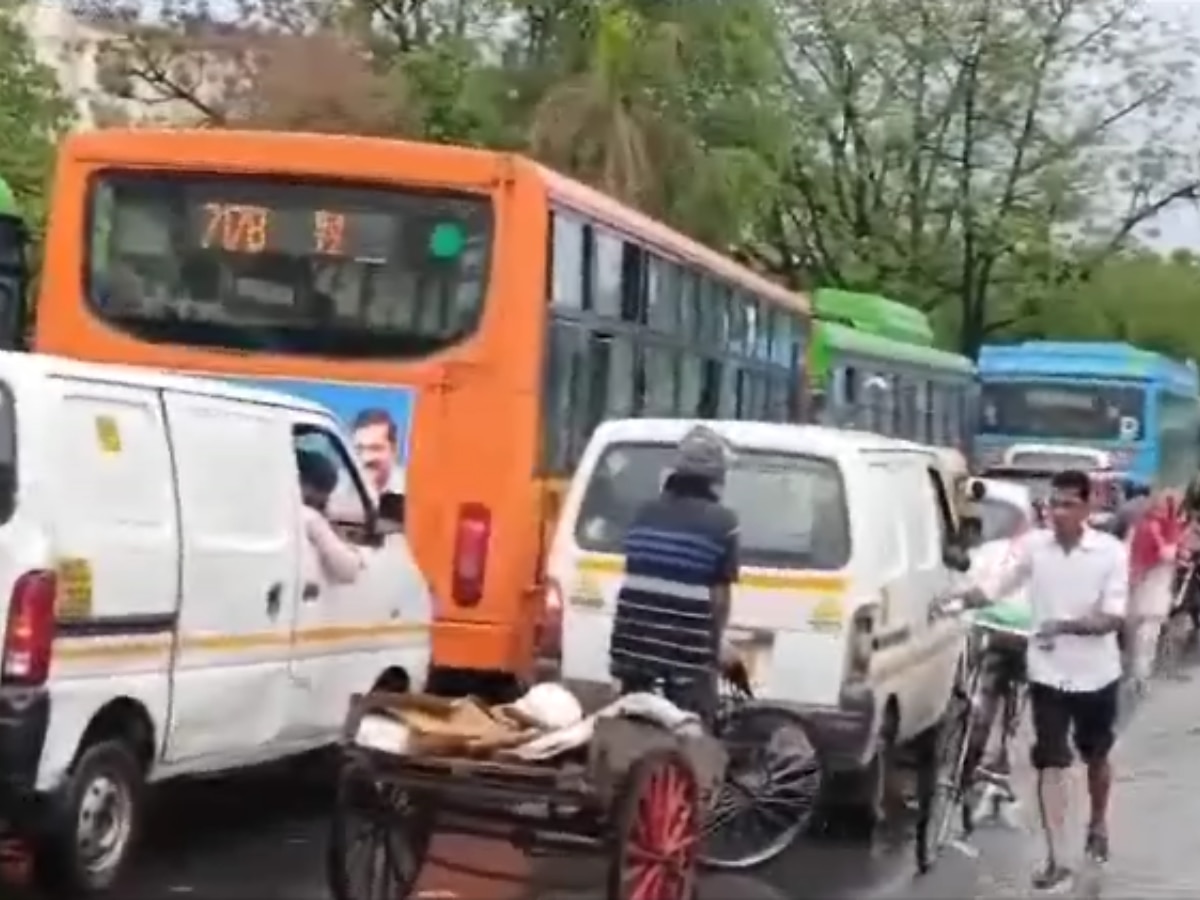 Delhi Traffic: दिल्ली में बारिश से फिर जलभराव,  महरौली-बदरपुर रोड पर लगा लंबा जाम 