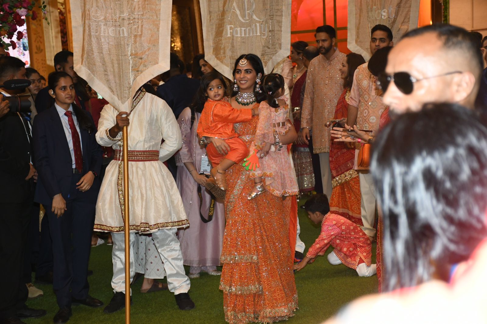 ऑरेंज लहंगा साड़ी में ईशा अंबानी का रॉयल लुक