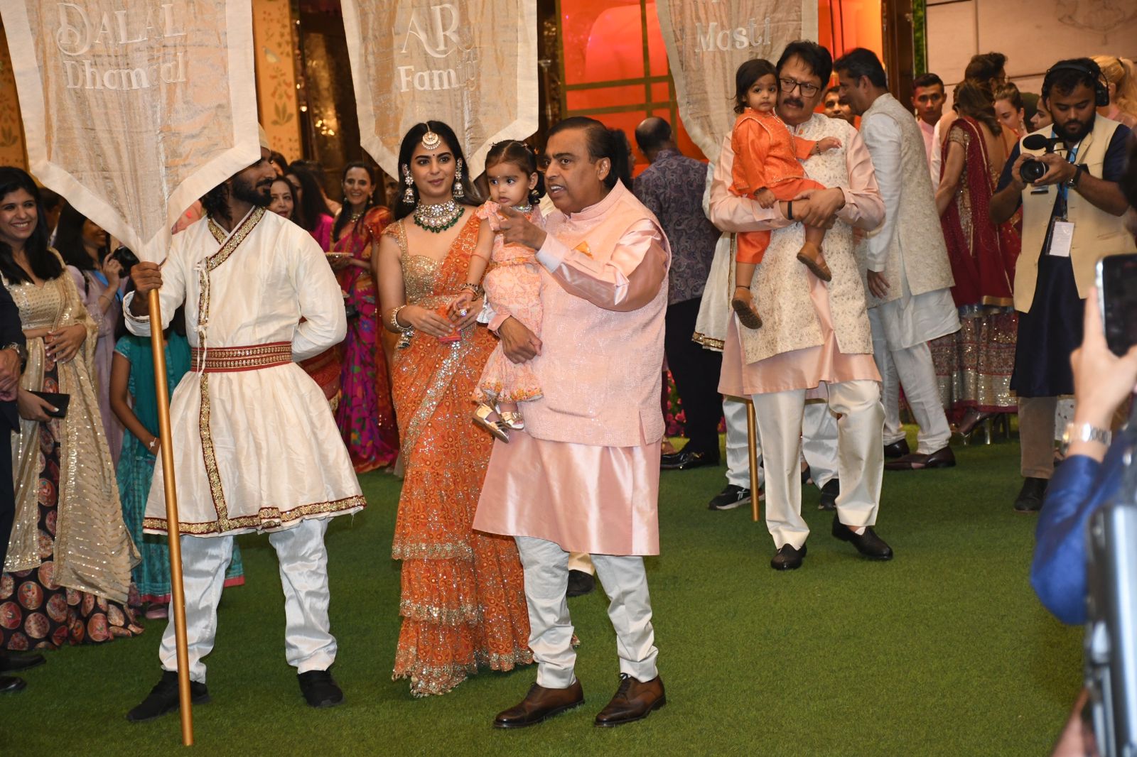 बेहद सुंदर लगीं ईशा अंबानी