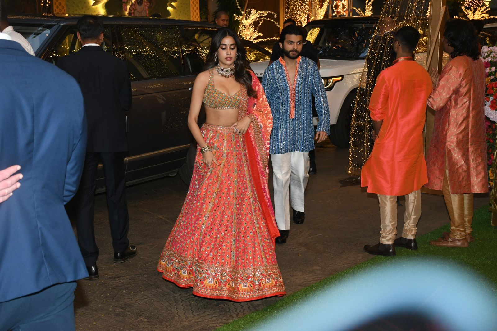 चोकर हार पर अटकी नजर