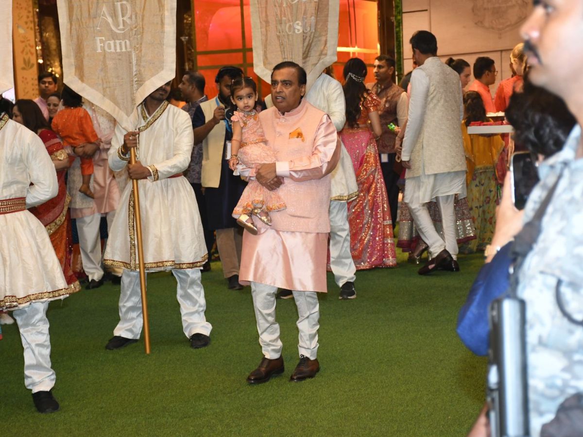 नाती-नातिन के साथ मुकेश अंबानी