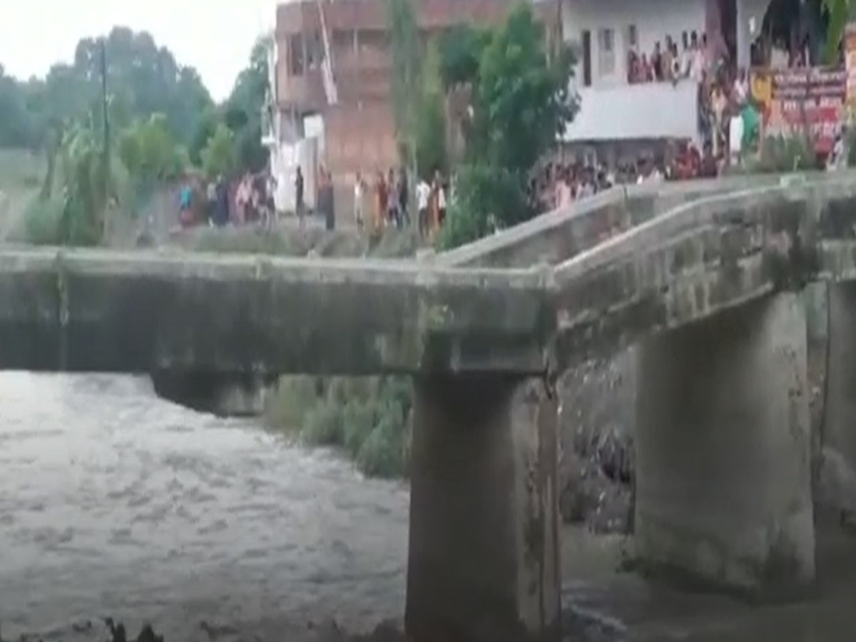 Bihar Bridge Collapse: बिहार में खस्ता हाल पुल, 15 दिनों में 9 ढहे, सारण जिले में एक ही दिन में दो घटनाएं Bihar Bridge Collapse: बिहार में खस्ता हाल पुल, 15 दिनों में 9 ढहे, सारण जिले में एक ही दिन में दो घटनाएं