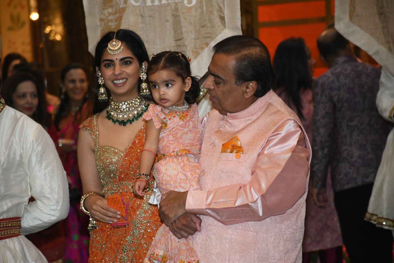 ईशा अंबानी का लुक