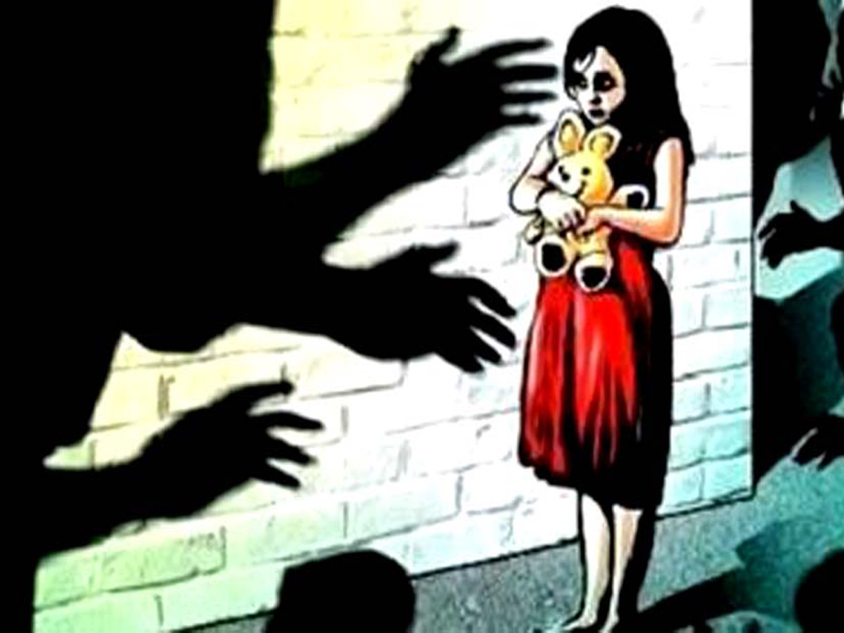 Hyderabad Shocker: 10 साल की बच्ची के साथ 10 लोगों ने किया गैंग रेप, गर्भवती हुई पीड़िता Hyderabad Shocker: 10 साल की बच्ची के साथ 10 लोगों ने किया गैंग रेप, गर्भवती हुई पीड़िता