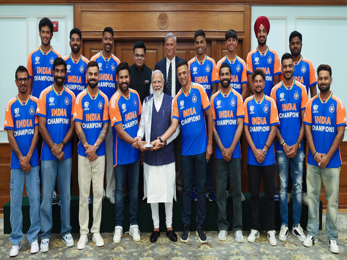 Team India ने वर्ल्ड कप में जीत के बाद की पीएम मोदी से मुलाकात, यहां देखें तस्वीरें Team India ने वर्ल्ड कप में जीत के बाद की पीएम मोदी से मुलाकात, यहां देखें तस्वीरें