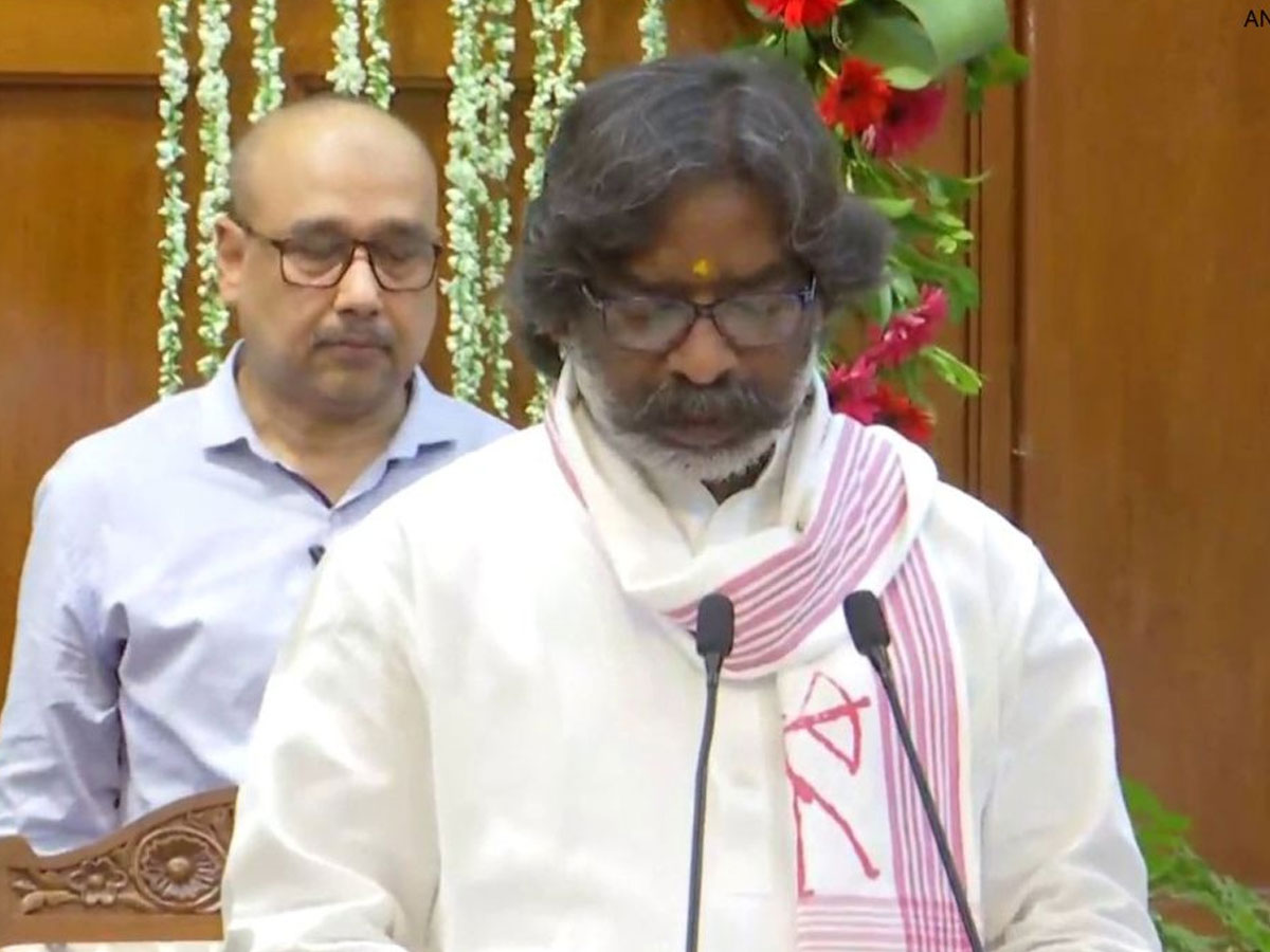 Hemant Soren Oath: हेमंत सोरेन ने तीसरी बार ली सीएम पद की शपथ, इस वजह से दिया था इस्तीफा Hemant Soren Oath: हेमंत सोरेन ने तीसरी बार ली सीएम पद की शपथ, इस वजह से दिया था इस्तीफा