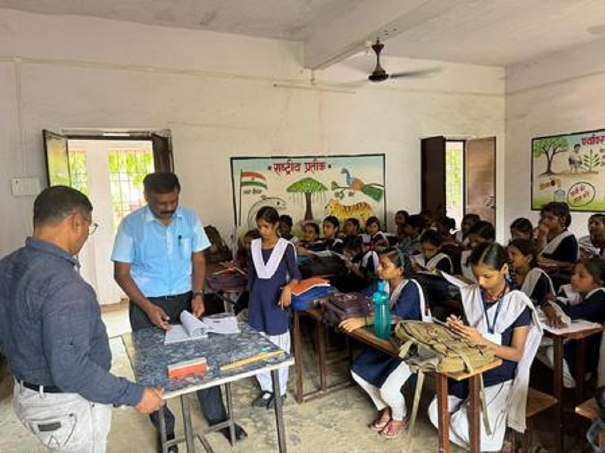 Bihar News: शिक्षा विभाग के अपर मुख्य सचिव ट्रेन पड़कर पहुंचे आरा, स्कूल का किया निरीक्षण