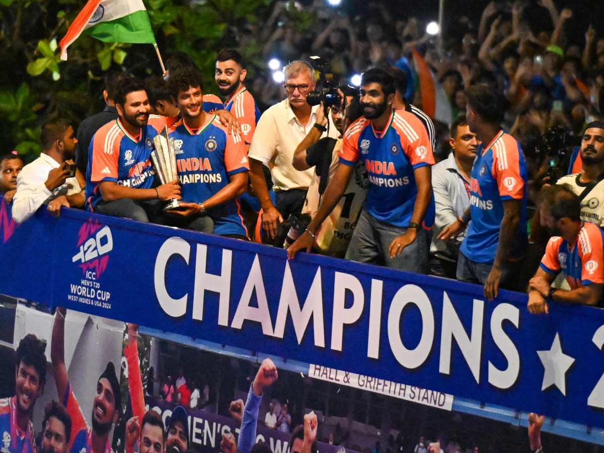 फैंस को दिए गिफ्ट