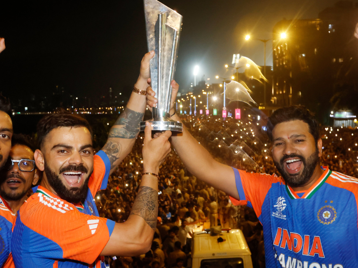 रोहित-विराट ने एक साथ उठाई ट्रॉफी